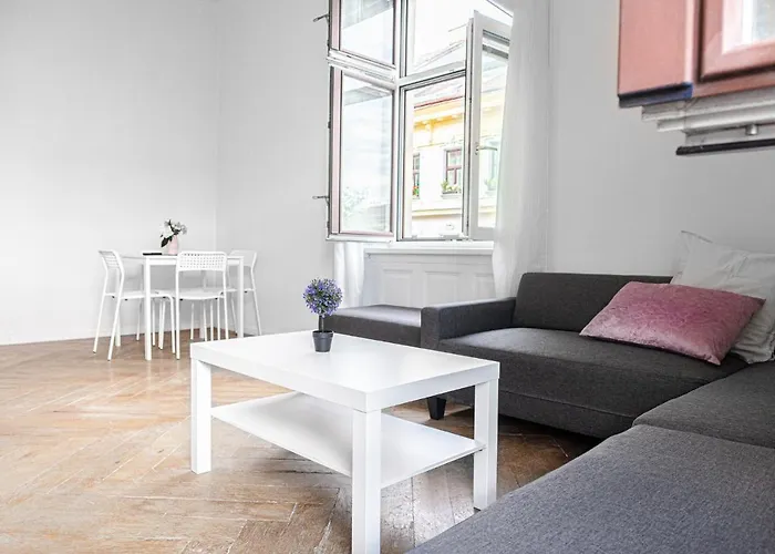 Cozy 2br Apt, Near Akh Hospital-ideal For Short & Longstay Apartment *